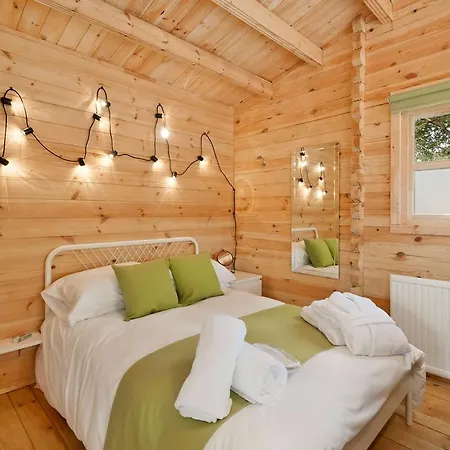 The Lodge With Hot Tub Мейдстон Экстерьер фото
